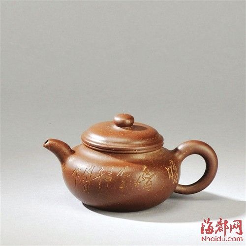 第六届漆艺紫砂专场藏品陈凤仙作暗香仿鼓壶，紫泥调砂8.1cm×16cm×10.5cm，成交价30万元