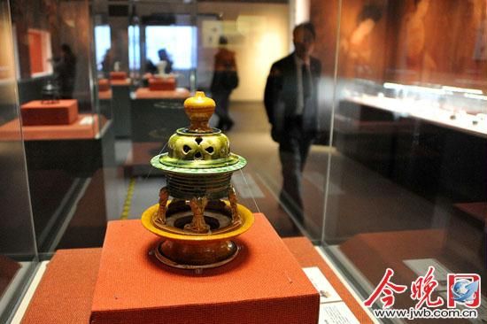 观众在天津博物馆观看《天香飘渺——沉香及中国古代香器特展》。渤海早报记者王晓明摄