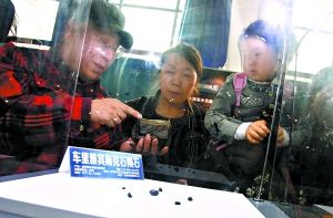 在“陨石与小行星展”上，北京天文馆的张宝林老师（左一）为参观者讲解今年坠落在俄罗斯的陨石。纪晨摄B128