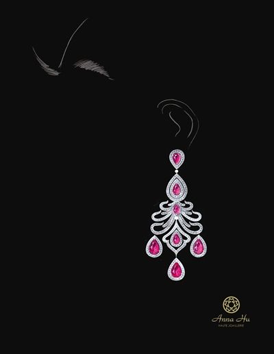 年轻珠宝艺术家ANNAHU的作品Alexandrina维多利亚女王耳坠，以高于平均底标2倍的价钱，15000美元得标（佳士得）。
