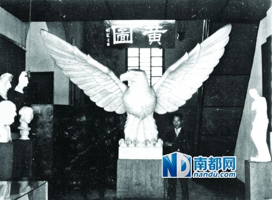 ↑郑可为新一军纪念碑创作的《铜鹰》。