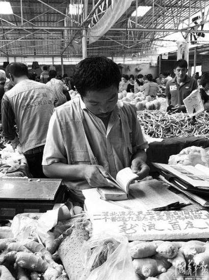 北漂农民工卖菜写家史被评价为三代人的贫穷史