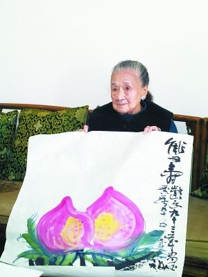 王龄文向记者展示与许麟庐的恩爱画作