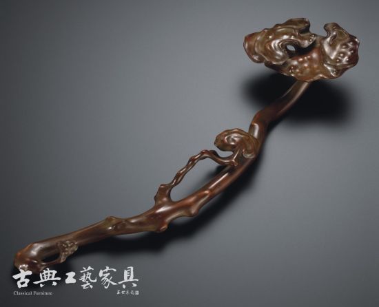 清十七十八世纪黄杨木镂雕灵芝如意尺寸：40.5cm成交价：HKD250,000