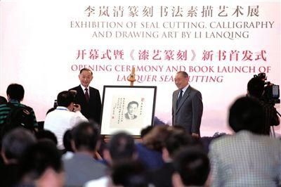 李岚清向梅葆玖赠送创作的梅兰芳先生的素描作品。记者吴平摄