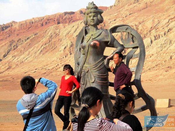 新疆吐鲁番：“铁扇公主”遭游客袭胸敏感部位裸露