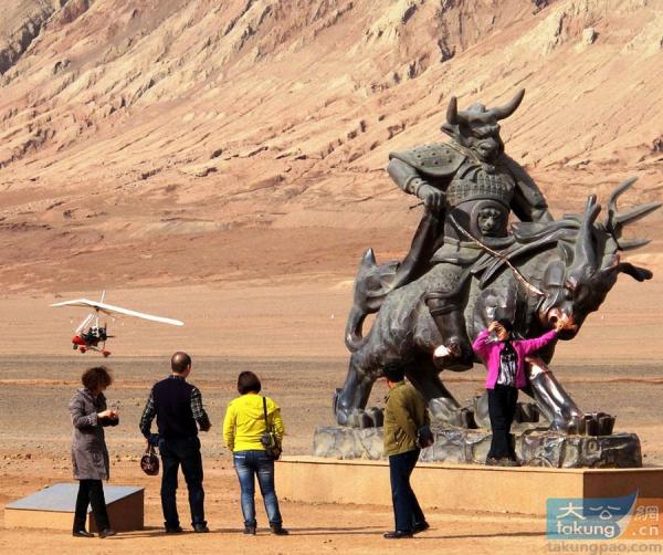 新疆吐鲁番：“铁扇公主”遭游客袭胸敏感部位裸露