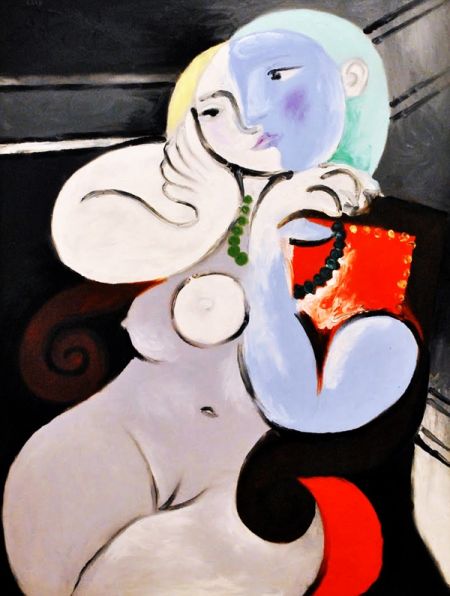 毕加索的油画《红色的扶手椅上的裸女》