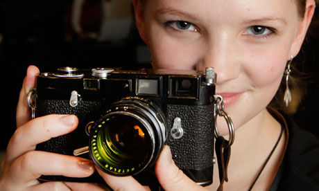 毕加索的朋友、《Life》杂志前任摄影师DavidDouglasDuncan的1955年徕卡M3D相机，卖出了136万英镑的价格纪录。DieterNagl/AFP/GettyImages供图