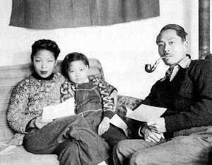 1949年，叶浅予、戴爱莲和叶明明于北平住所