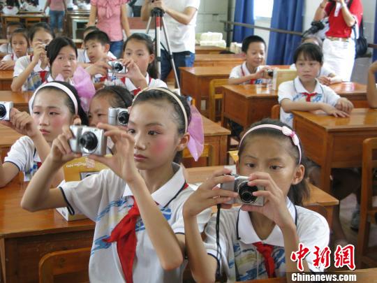 中国摄影家协会为广西农民工子弟开启镜头感知世界