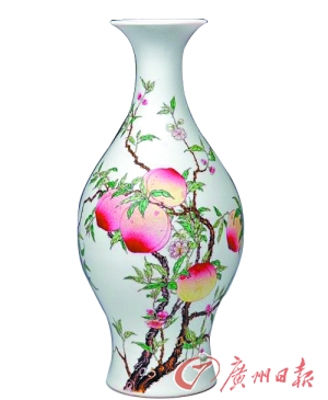 雍正官窑粉彩蝠桃橄榄瓶，2004年张永珍捐赠上海博物馆。