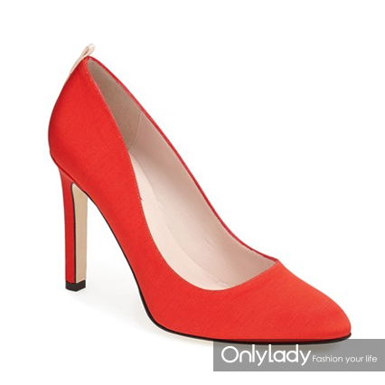 SarahJessicaParker设计的亮红色高跟鞋