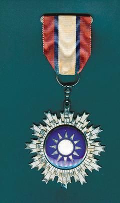 据书中记载，是蒋介石最早佩戴的勋章，也是他最喜爱之勋章。图片来源：台湾《联合报》