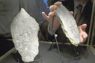 纽约陨石拍卖会中，最高价的单吕是总重1.8公斤的月球岩石