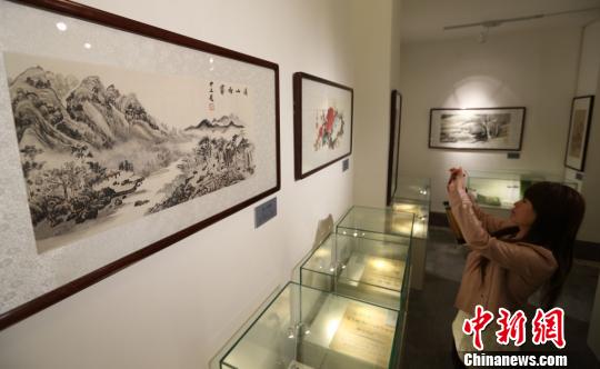 图为游客在参观宋美龄画展泱波摄