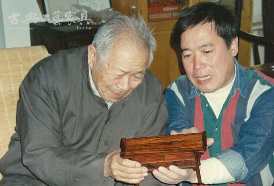 王世襄（左）和学者张德祥先生（右）在欣赏阎民怡作品