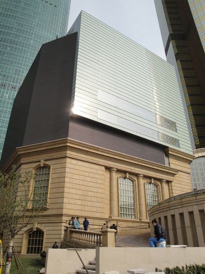 震旦博物馆外墙以几何玻璃幕墙构成。