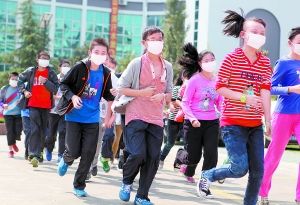 浙江省温岭市第四中学的学生在进行防空疏散演练。