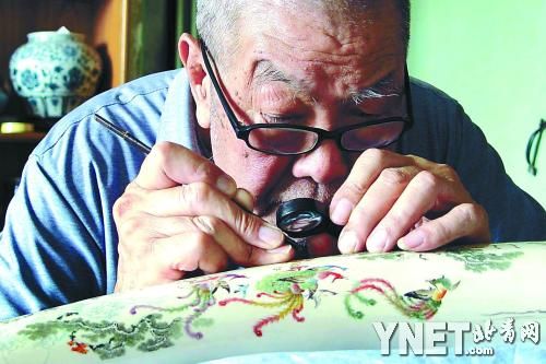 ■现年86岁的陈吉品老先生，是国内牙雕界硕果仅存的几位平面雕刻艺术