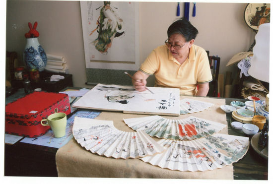 杨秋宝在创作他的《红楼梦》扇面。