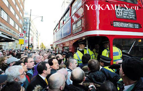 趣闻：艺术家让伦敦经典红巴士做俯卧撑
