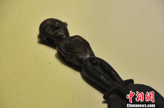 罕见“裸体男女短剑”古文物在新疆展出（图）