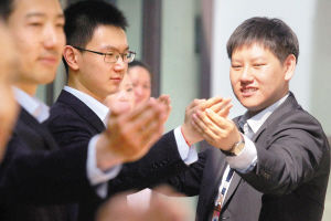 张堃（右）在指导组员练习仪态手势。