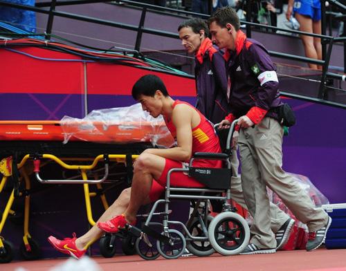 刘翔坐轮椅离开赛道