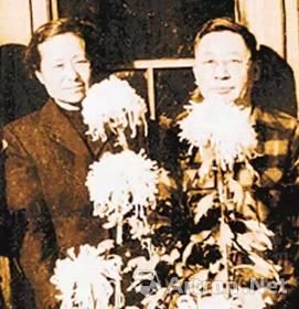 1952年，老舍夫妇在院内菊花丛中