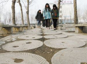 学校许多条道路都是磨盘砌成的。