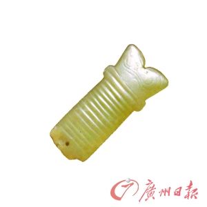 红山文化玉兽面纹丫形器