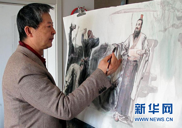 2月23日，画家郭德福在对历史组画《孔子倡俭》进行最后的润色（陈梦阳摄）
