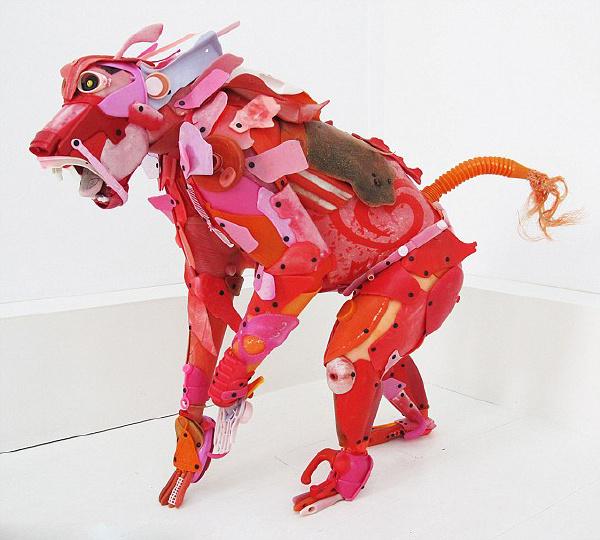 法艺术家用沙滩垃圾打造动物雕塑