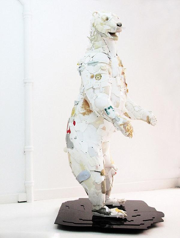 法艺术家用沙滩垃圾打造动物雕塑