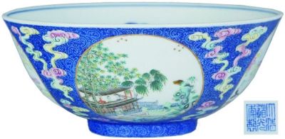清道光蓝地粉彩轧道开光人物碗成交价：33万元
