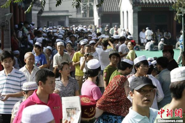 北京牛街清真寺举行开斋节礼拜
