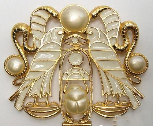 埃及复兴装饰艺术一直是我很喜欢的一种设计,在珠宝首饰设计上有许多