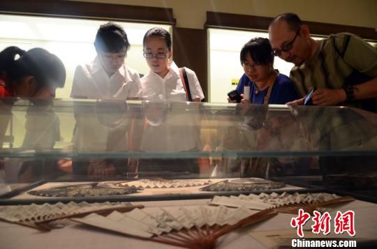 15日，由皇权篇、宸居篇、文化篇、宗教篇四个部分组成的《清代帝王生活侧影展》亮相甘肃省博物馆。冯志军摄