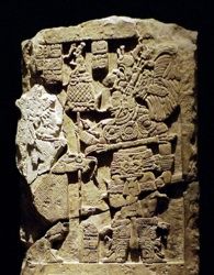 出土于恰帕斯的亚克斯奇兰画碑之一。这批浮雕构图缜密，人物形象栩栩如生，表现的都是当时玛雅人的战争与生活