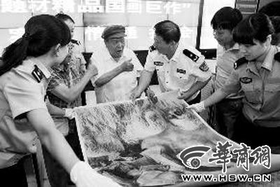 看到失窃的画被追回，刘文西（右四）向警方竖起大拇指本报记者董国梁摄