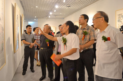 古风老师带领嘉宾看画展