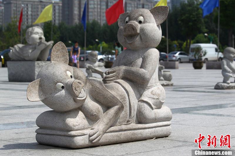 郑州中原福塔石雕引争议被戏称“耍流氓”