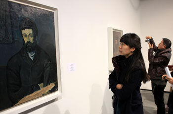 2月19日，嘉宾和媒体记者观赏毕加索作品。记者江宏景/摄