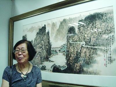 钱心梅在父亲钱松嵒作品前。