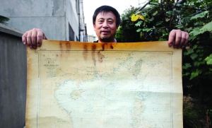 陈西民打开自己收藏的日本印制的地图现代快报记者李雨泽摄