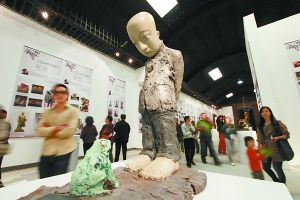 昨天，在通州上上国际美术馆，艺术家及艺术爱好者赶来参观艺博会。党维婷摄