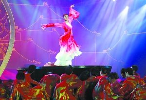 昨天，首届中国艺博会开幕盛典在通州区奥林匹克体育场举行，这是演员们在表演舞蹈《彩陶颂》。本报记者方非摄