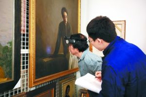 中国美术馆工作人员定期用验画仪检查藏品库画面状况。