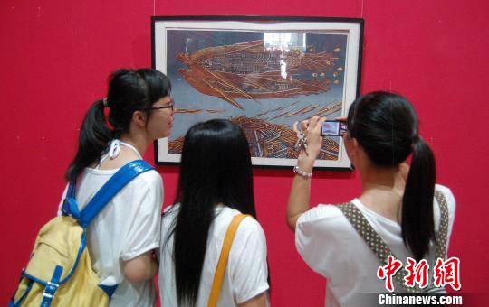 首届中国工业版画展开展200件作品见证工业变迁